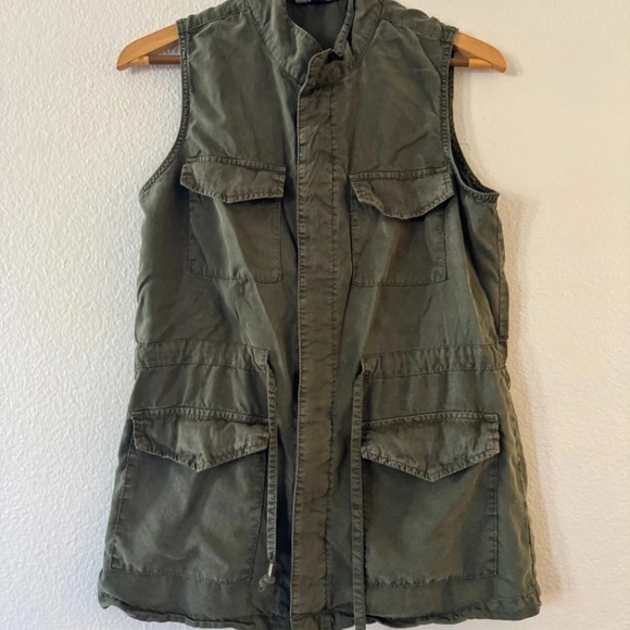 Universal Thread Utility Vest - Picture 3 of 4
